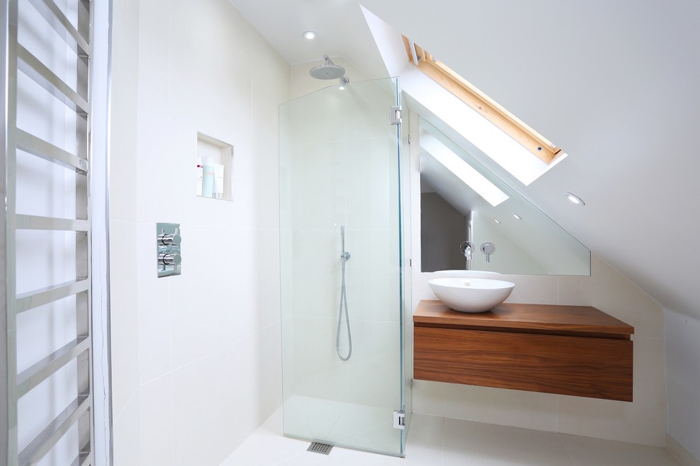 Modernes Badezimmer in Dachschräge mit Aufsatzwaschbecken, flächenbündigen Schrankfronten, hellbraunen Holzschränken, Waschtisch aus Holz, weißer Wandfarbe und brauner Waschtischplatte in London