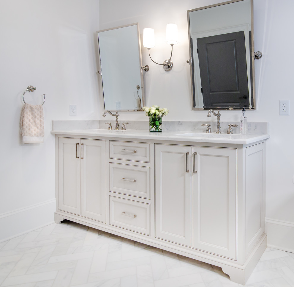 Ejemplo de cuarto de baño principal de tamaño medio con armarios con rebordes decorativos, puertas de armario blancas, encimera de cuarcita y encimeras turquesas