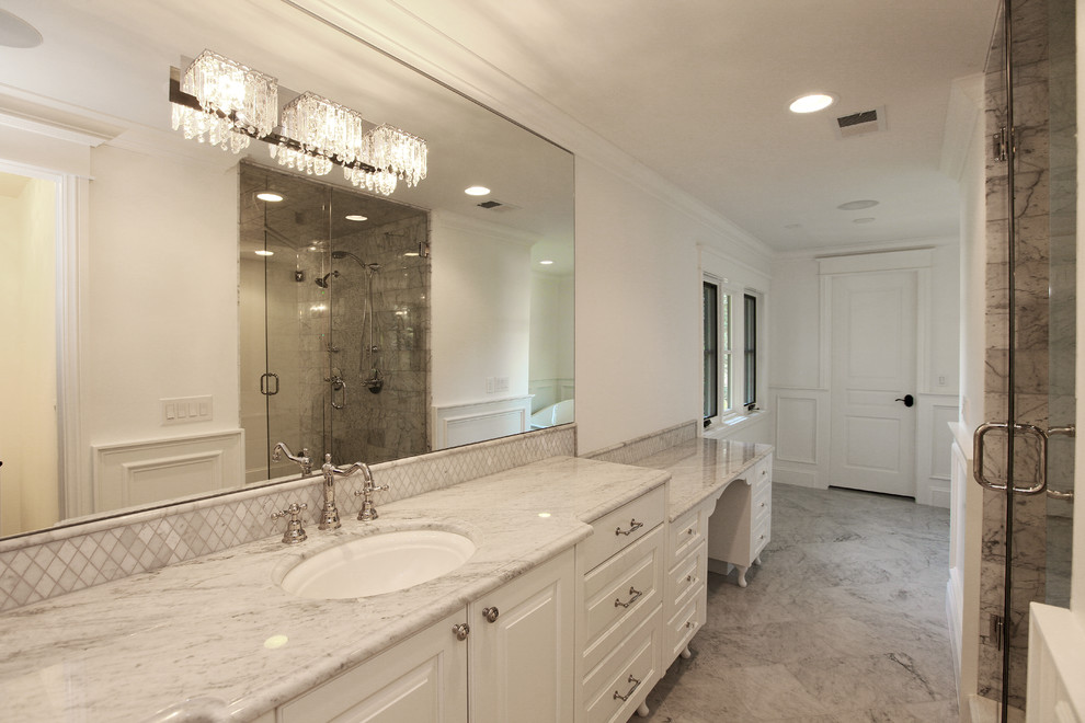Modern inredning av ett mycket stort en-suite badrum, med ett undermonterad handfat, vita skåp, marmorbänkskiva, en öppen dusch, vit kakel, stenkakel, vita väggar och marmorgolv