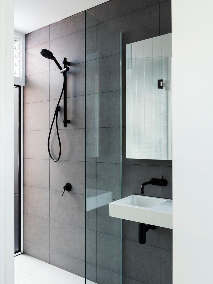 Inspiration pour une salle de bain design de taille moyenne avec une douche ouverte, un carrelage gris, des carreaux de céramique, un mur gris, un sol en carrelage de céramique, un lavabo suspendu, un sol blanc et aucune cabine.