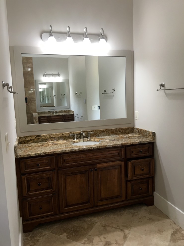 アトランタにある広いトランジショナルスタイルのおしゃれな浴室 (レイズドパネル扉のキャビネット、濃色木目調キャビネット、御影石の洗面台) の写真