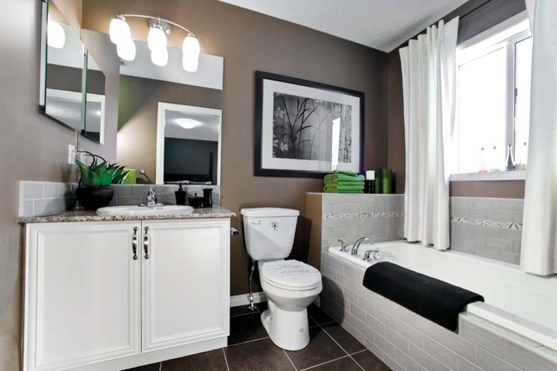 Inspiration for a traditional bathroom in Calgary.