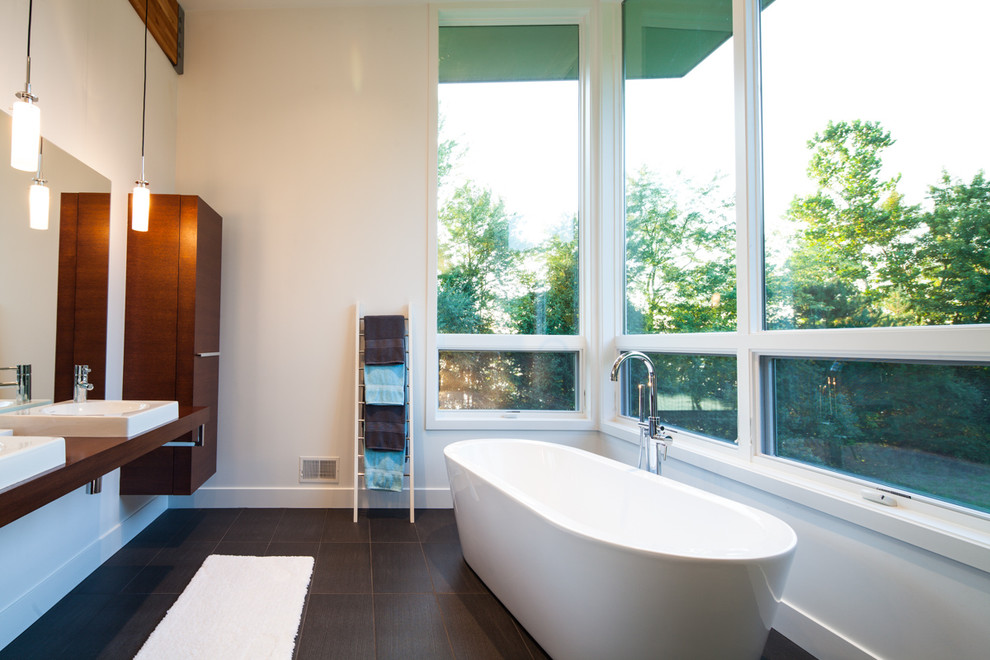 グランドラピッズにあるコンテンポラリースタイルのおしゃれな浴室 (置き型浴槽、ベッセル式洗面器) の写真
