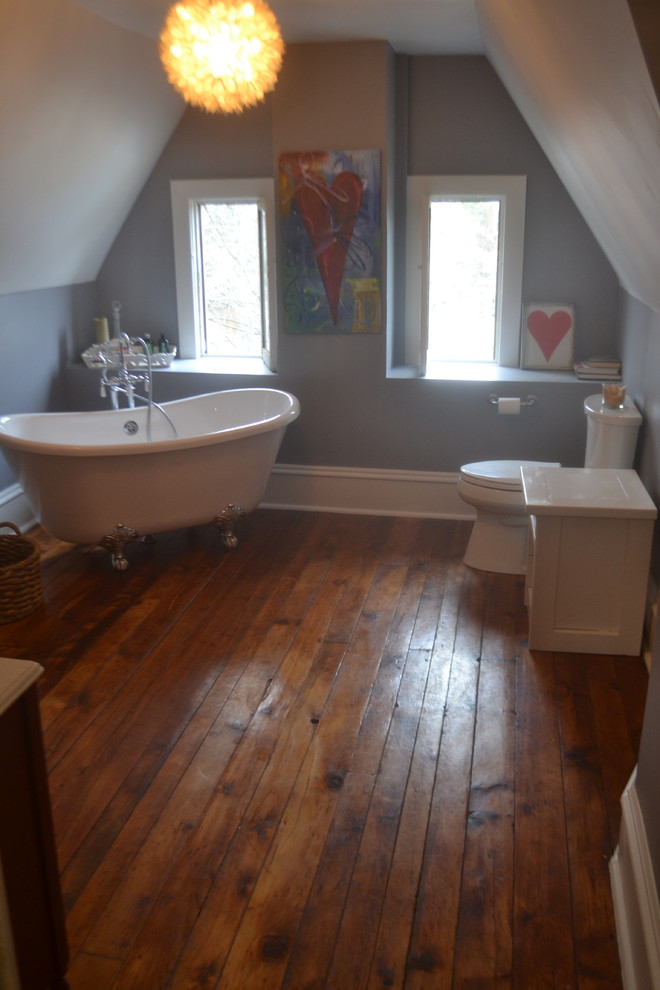 ナッシュビルにある高級な中くらいなヴィクトリアン調のおしゃれなマスターバスルーム (猫足バスタブ、分離型トイレ、青い壁、無垢フローリング、ベッセル式洗面器) の写真