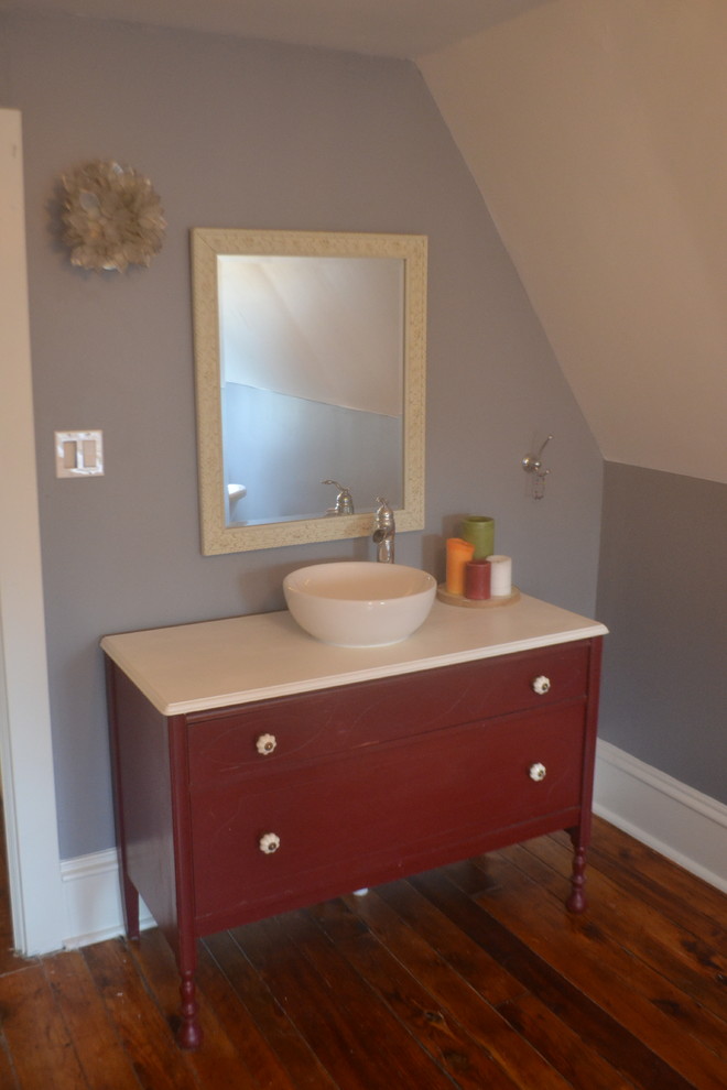 Cette photo montre une salle de bain victorienne de taille moyenne avec un sol en bois brun.