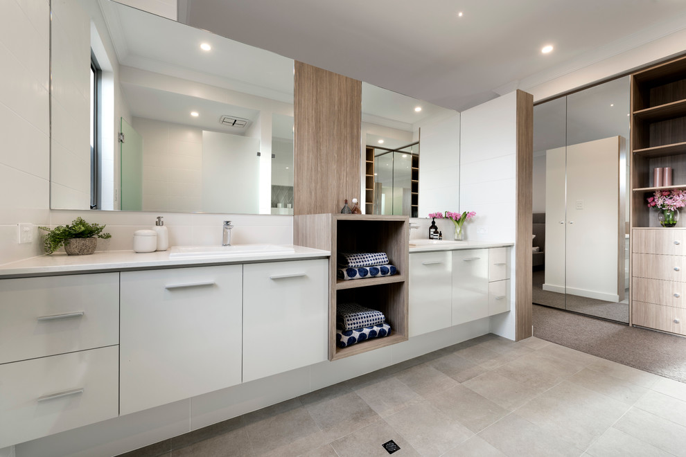 Cette image montre une salle de bain principale design avec des carreaux de béton.