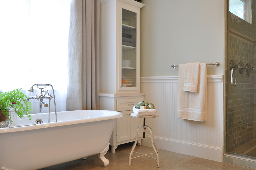Ejemplo de cuarto de baño clásico con bañera con patas y baldosas y/o azulejos grises