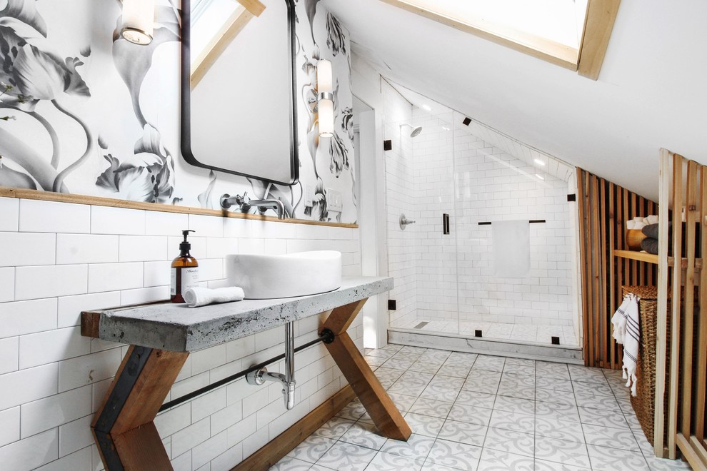 Idee per una piccola stanza da bagno con pavimento in cementine e pavimento grigio
