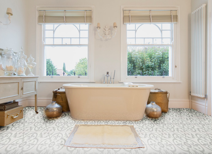 Foto di una stanza da bagno padronale minimal con vasca freestanding, pareti grigie, pavimento in cementine e pavimento multicolore