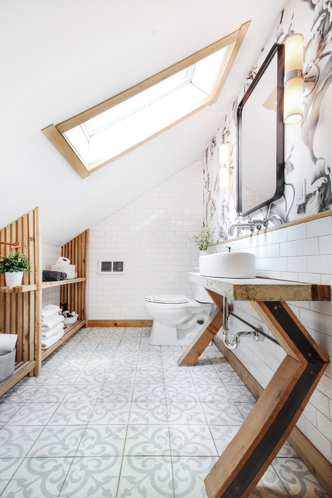 Immagine di una piccola stanza da bagno con pavimento in cementine e pavimento grigio