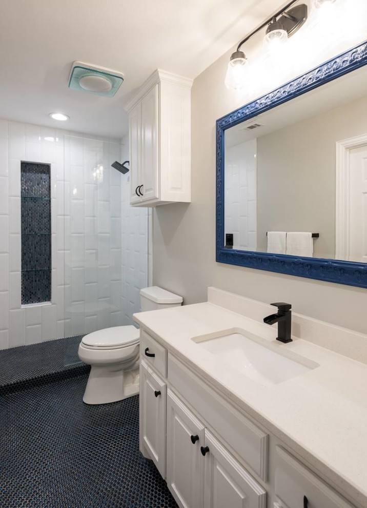 Inspiration för mellanstora moderna badrum med dusch, med luckor med upphöjd panel, vita skåp, en öppen dusch, en toalettstol med hel cisternkåpa, vit kakel, tunnelbanekakel, vita väggar, klinkergolv i småsten, ett undermonterad handfat, bänkskiva i kvarts, blått golv och med dusch som är öppen