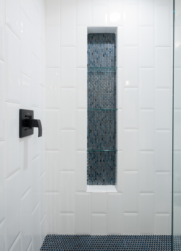 Пример оригинального дизайна: ванная комната среднего размера в стиле модернизм с фасадами с выступающей филенкой, белыми фасадами, открытым душем, унитазом-моноблоком, белой плиткой, плиткой кабанчик, белыми стенами, полом из галечной плитки, душевой кабиной, врезной раковиной, столешницей из искусственного кварца, синим полом и открытым душем