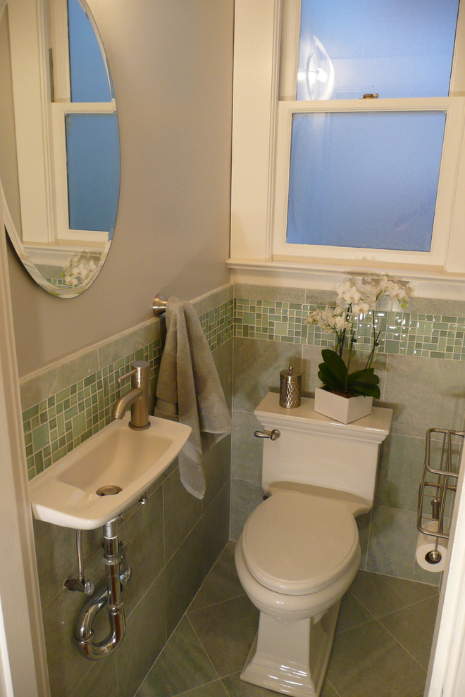 Kleines Klassisches Badezimmer mit Wandwaschbecken, Wandtoilette mit Spülkasten, grünen Fliesen, Steinfliesen, weißer Wandfarbe und Marmorboden in San Francisco