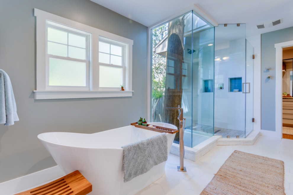 Пример оригинального дизайна: главная ванная комната среднего размера в классическом стиле с фасадами в стиле шейкер, белыми фасадами, отдельно стоящей ванной, угловым душем, унитазом-моноблоком, синей плиткой, стеклянной плиткой, серыми стенами, полом из керамогранита, врезной раковиной, столешницей из талькохлорита, желтым полом, душем с распашными дверями, синей столешницей, нишей, тумбой под одну раковину и встроенной тумбой