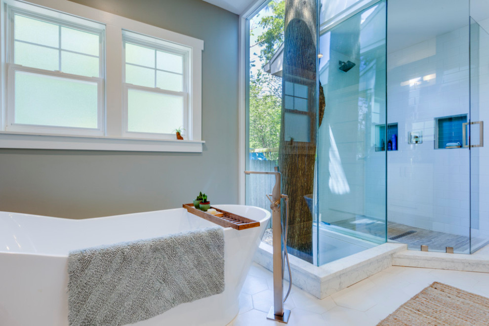 Пример оригинального дизайна: главная ванная комната среднего размера в классическом стиле с фасадами в стиле шейкер, белыми фасадами, отдельно стоящей ванной, угловым душем, унитазом-моноблоком, синей плиткой, стеклянной плиткой, серыми стенами, полом из керамогранита, врезной раковиной, столешницей из талькохлорита, желтым полом, душем с распашными дверями, синей столешницей, нишей, тумбой под одну раковину и встроенной тумбой