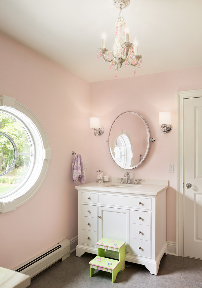Immagine di una stanza da bagno per bambini chic di medie dimensioni con lavabo sottopiano, ante lisce, ante bianche, top in quarzo composito, WC monopezzo, piastrelle marroni, piastrelle in gres porcellanato, pareti rosa e pavimento in marmo