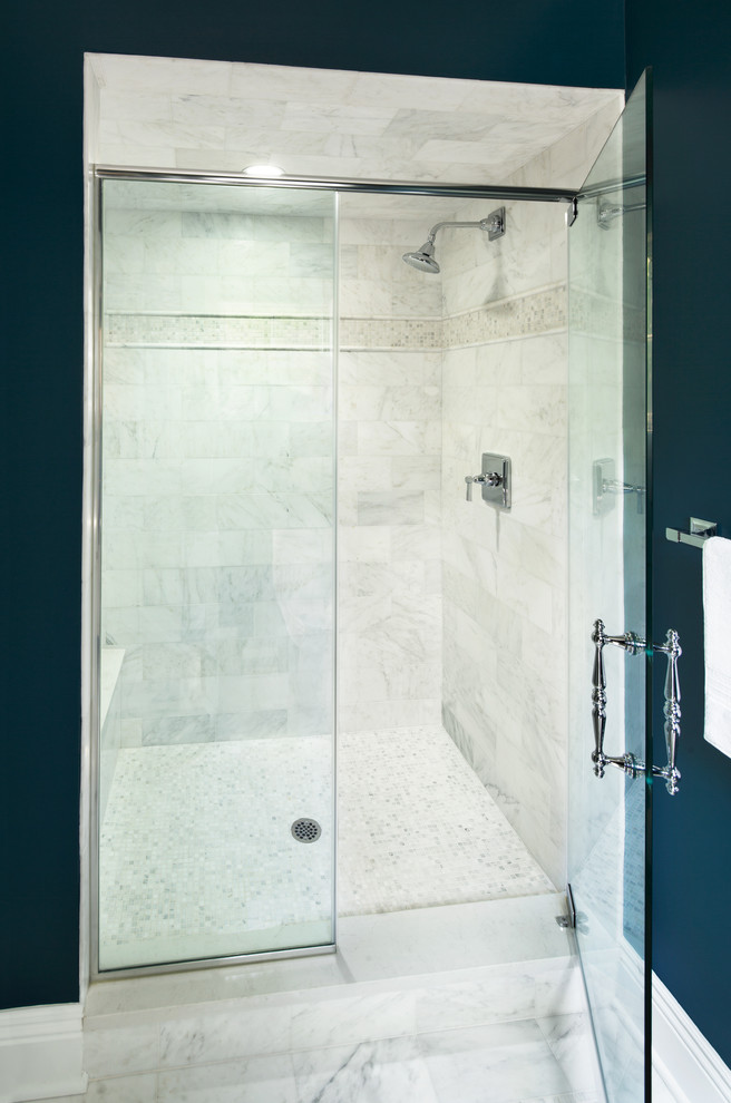Idee per una grande stanza da bagno con doccia chic con doccia alcova, piastrelle grigie, piastrelle in pietra, pareti blu e pavimento in marmo
