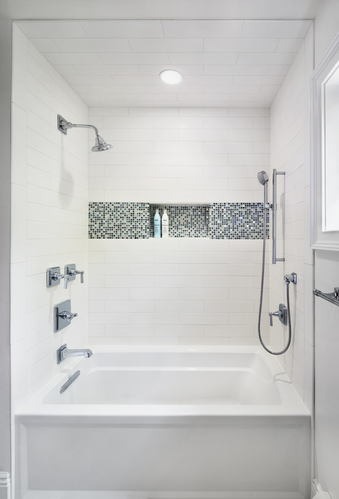 На фото: ванная комната среднего размера в стиле неоклассика (современная классика) с врезной раковиной, плоскими фасадами, белыми фасадами, мраморной столешницей, ванной в нише, душем над ванной, унитазом-моноблоком, белой плиткой, плиткой из листового камня, серыми стенами и мраморным полом