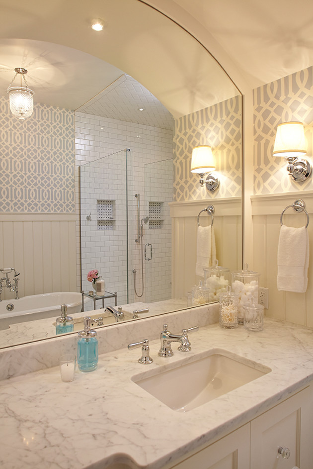 Inspiration för ett mellanstort maritimt en-suite badrum, med luckor med infälld panel, vita skåp, ett fristående badkar, en hörndusch, ett undermonterad handfat och marmorbänkskiva