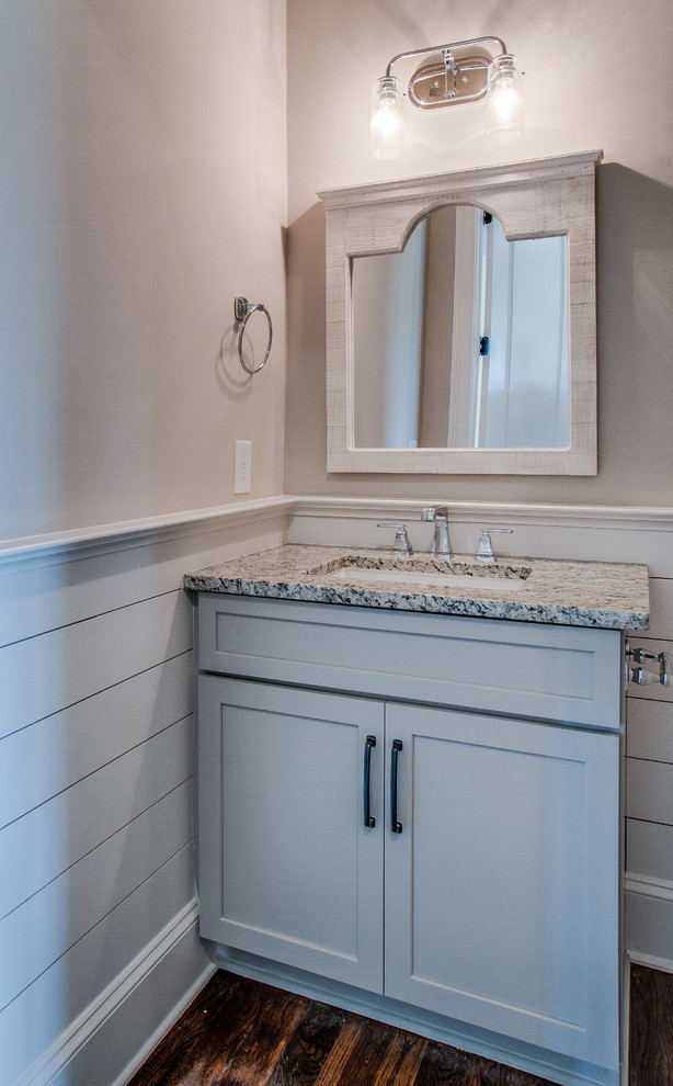 Foto på ett litet lantligt badrum med dusch, med skåp i shakerstil, vita skåp, vita väggar, mörkt trägolv, ett undermonterad handfat och granitbänkskiva