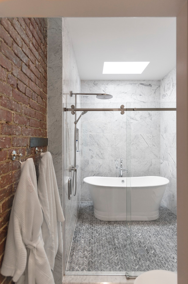 Пример оригинального дизайна: большая главная ванная комната в стиле неоклассика (современная классика) с отдельно стоящей ванной, душем в нише, серой плиткой, белой плиткой, мраморной плиткой, коричневыми стенами и душем с распашными дверями