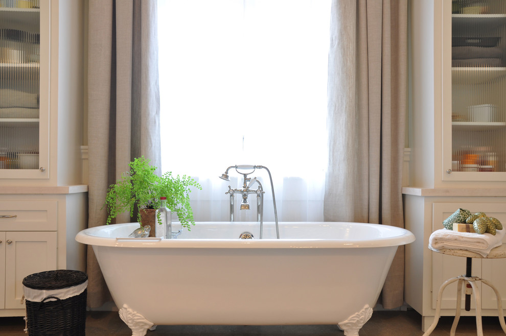 Cette photo montre une salle de bain chic avec une baignoire sur pieds.