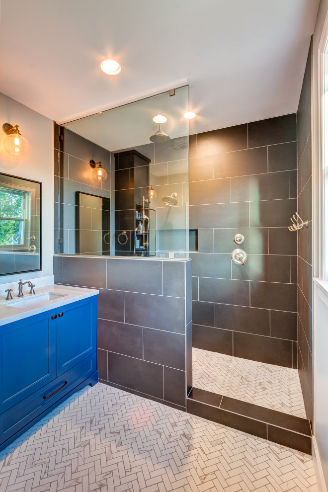 На фото: маленькая главная ванная комната в стиле фьюжн с фасадами в стиле шейкер, синими фасадами, открытым душем, унитазом-моноблоком, серой плиткой, керамогранитной плиткой, серыми стенами, полом из мозаичной плитки, врезной раковиной, столешницей из искусственного кварца, серым полом, открытым душем, белой столешницей, сиденьем для душа, тумбой под две раковины и встроенной тумбой для на участке и в саду
