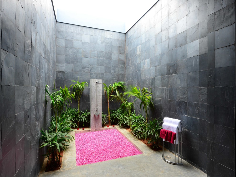 Modelo de cuarto de baño rectangular actual de tamaño medio con baldosas y/o azulejos de piedra