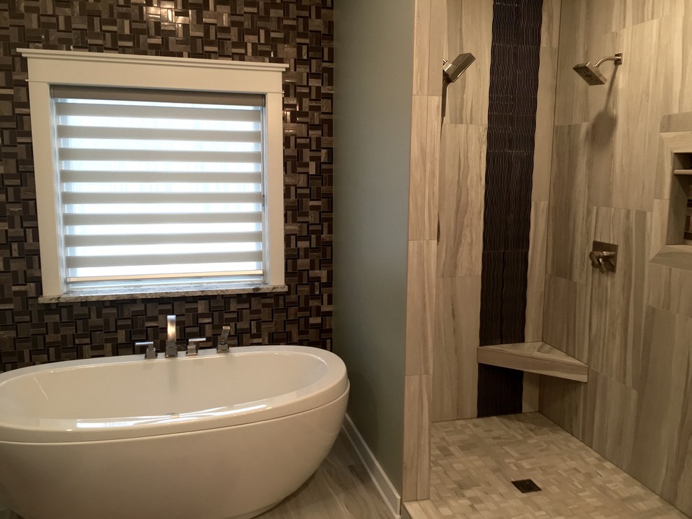 Großes Modernes Badezimmer En Suite mit freistehender Badewanne, offener Dusche, braunen Fliesen, Glasfliesen, beiger Wandfarbe, Porzellan-Bodenfliesen, beigem Boden und offener Dusche