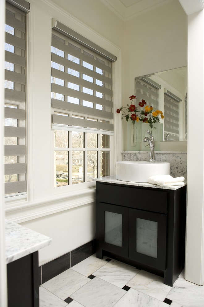 На фото: маленькая ванная комната в современном стиле с стеклянными фасадами, черными фасадами, унитазом-моноблоком, черно-белой плиткой, мраморной плиткой, белыми стенами, мраморным полом, душевой кабиной, настольной раковиной, мраморной столешницей и белым полом для на участке и в саду