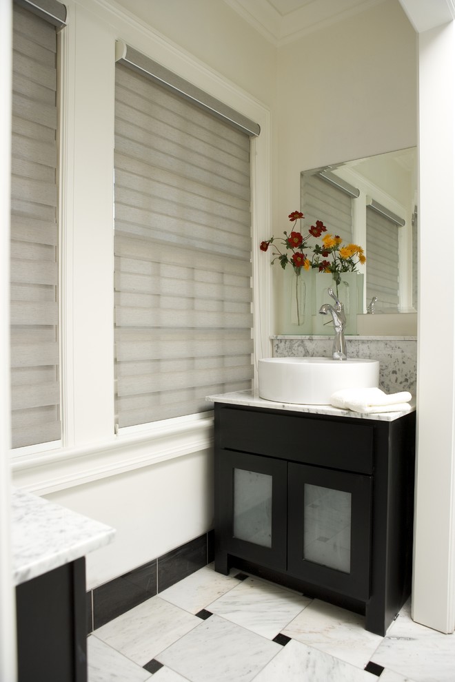 Idéer för ett litet modernt badrum med dusch, med luckor med glaspanel, svarta skåp, en toalettstol med hel cisternkåpa, svart och vit kakel, marmorkakel, vita väggar, marmorgolv, ett fristående handfat, marmorbänkskiva och vitt golv