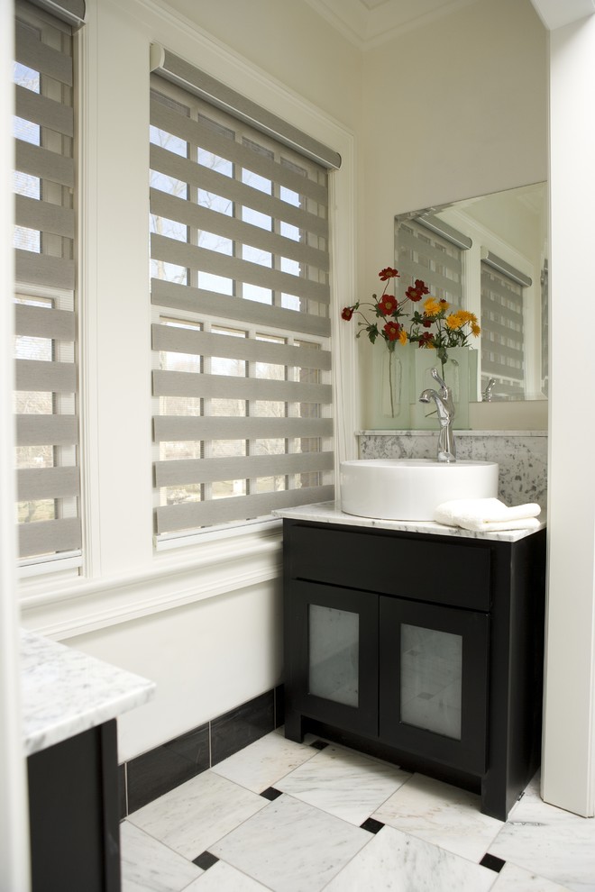 Inspiration för små moderna badrum med dusch, med luckor med glaspanel, svarta skåp, en toalettstol med hel cisternkåpa, svart och vit kakel, marmorkakel, vita väggar, marmorgolv, ett fristående handfat, marmorbänkskiva och vitt golv