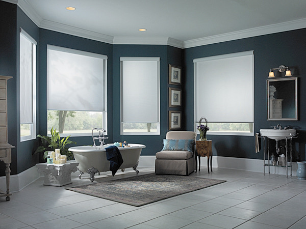 Inspiration för stora moderna en-suite badrum, med ett konsol handfat, ett fristående badkar, vit kakel, blå väggar och klinkergolv i keramik