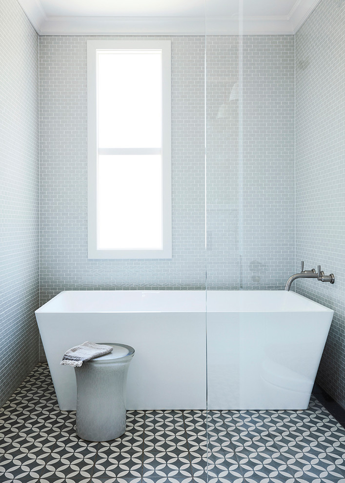 Example of a transitional bathroom design in Sydney