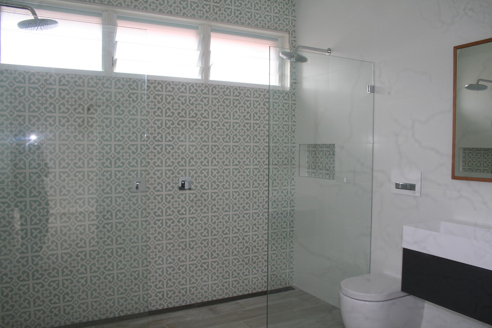 シドニーにあるお手頃価格の中くらいなコンテンポラリースタイルのおしゃれな浴室 (オープンシェルフ、淡色木目調キャビネット、ダブルシャワー、壁掛け式トイレ、白い壁、塗装フローリング、壁付け型シンク) の写真