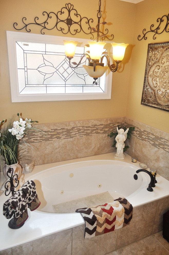 Exempel på ett mellanstort klassiskt en-suite badrum, med ett undermonterad handfat, luckor med upphöjd panel, skåp i mellenmörkt trä, granitbänkskiva, ett platsbyggt badkar, en hörndusch, en toalettstol med hel cisternkåpa, beige kakel, porslinskakel, beige väggar och klinkergolv i porslin