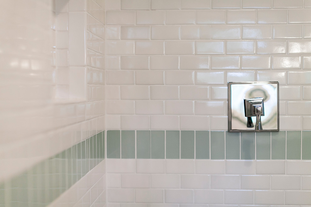 Idee per una piccola stanza da bagno con doccia chic con lavabo sottopiano, ante in stile shaker, ante bianche, top in marmo, doccia aperta, WC a due pezzi, piastrelle bianche, piastrelle di vetro, pareti verdi e pavimento con piastrelle in ceramica