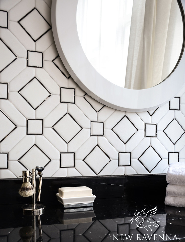 Modernes Badezimmer mit weißen Fliesen und Mosaikfliesen in Sonstige