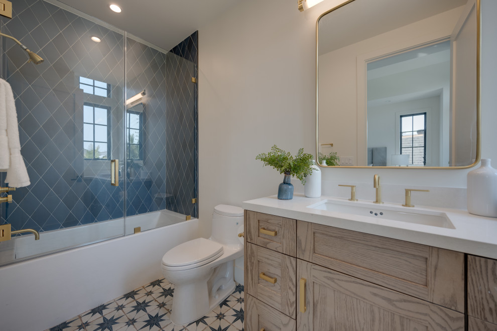 Inspiration for a cottage bathroom remodel in Los Angeles