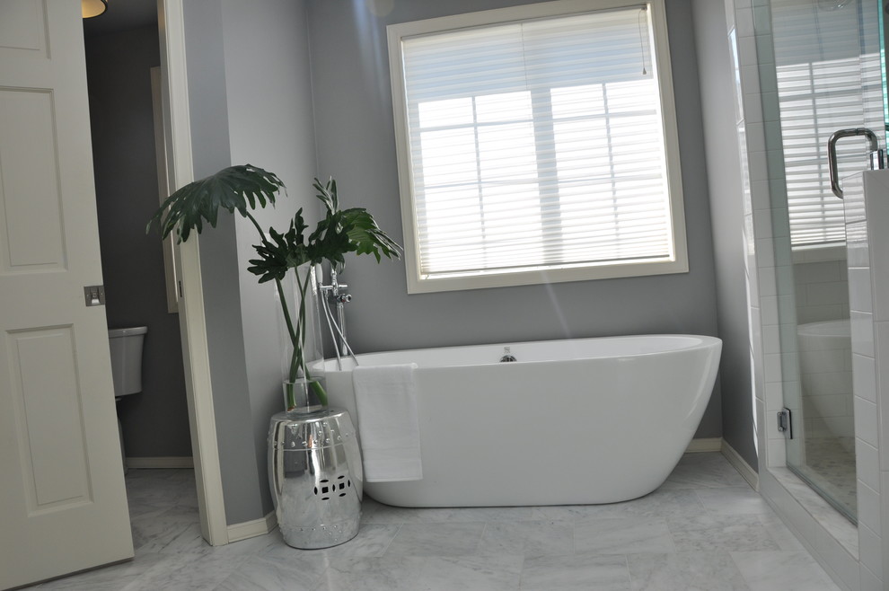 Idée de décoration pour une grande douche en alcôve tradition avec un lavabo encastré, un placard à porte affleurante, un plan de toilette en quartz modifié, une baignoire indépendante, WC à poser, un carrelage blanc, des carreaux de porcelaine, un mur gris et un sol en marbre.
