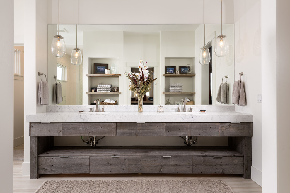 Immagine di una stanza da bagno design con top in legno