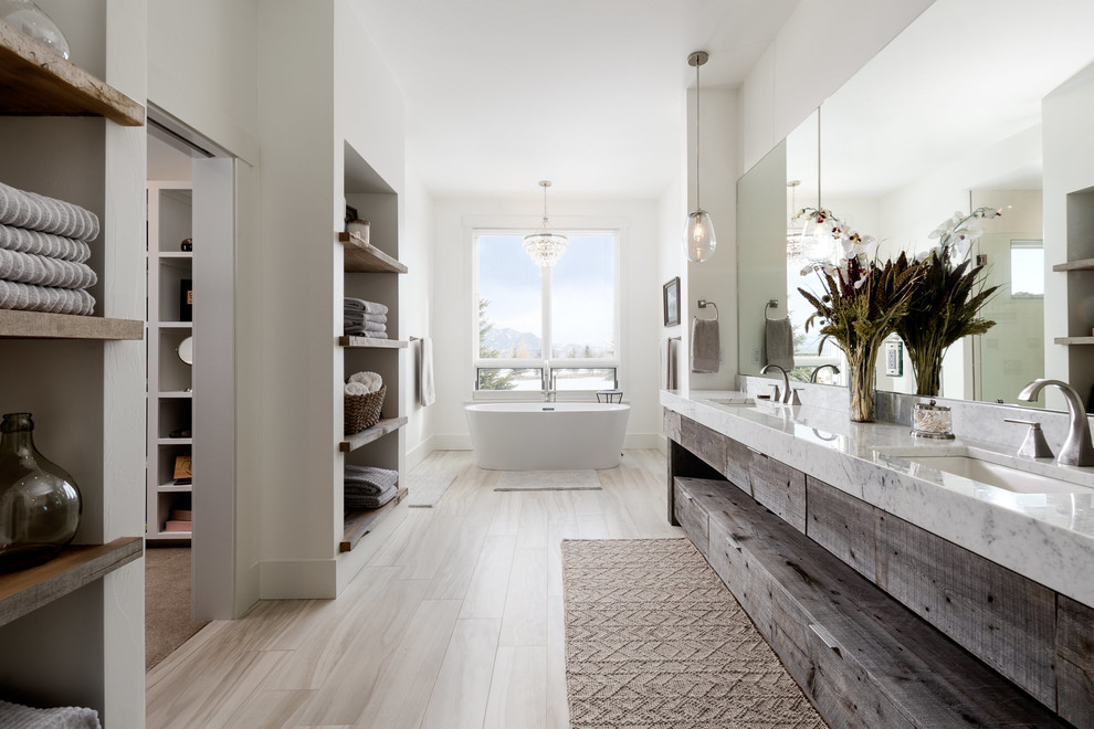 Exempel på ett klassiskt vit vitt en-suite badrum, med släta luckor, skåp i mörkt trä, ett fristående badkar, vita väggar, ett undermonterad handfat och beiget golv