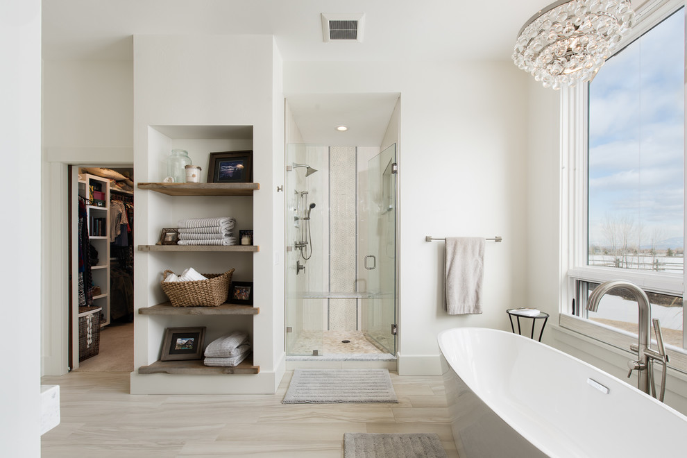 Exemple d'une salle de bain tendance avec un plan de toilette en bois.