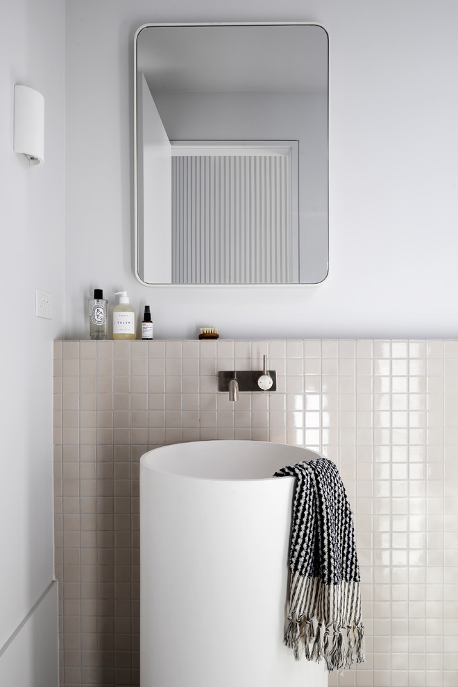Свежая идея для дизайна: маленькая ванная комната в современном стиле с раковиной с пьедесталом, бежевой плиткой, галечной плиткой и белыми стенами для на участке и в саду - отличное фото интерьера