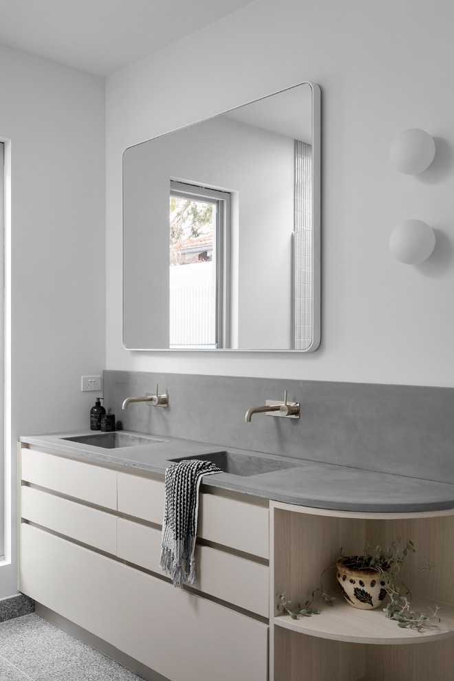 Inspiration för stora moderna grått en-suite badrum, med en öppen dusch, terrazzogolv, ett integrerad handfat, bänkskiva i betong, flerfärgat golv och med dusch som är öppen