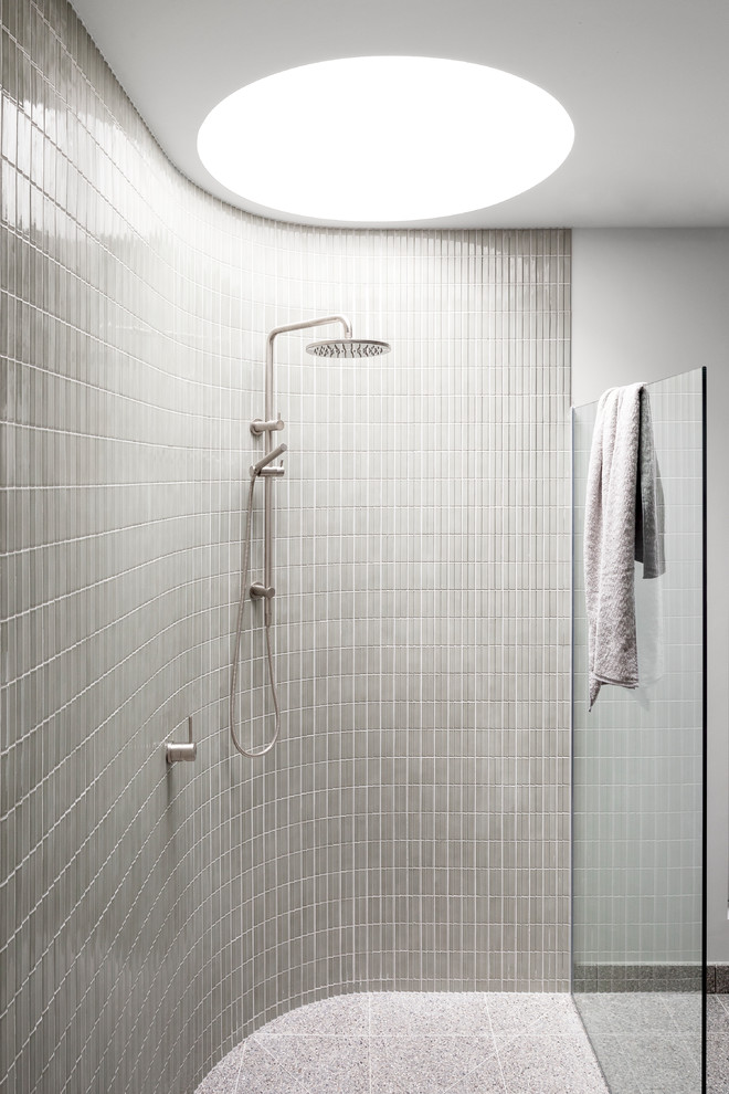 На фото: большая главная ванная комната в современном стиле с полом из терраццо, столешницей из бетона, открытым душем и серой столешницей