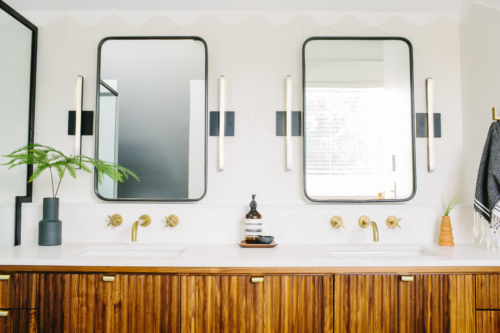 Mittelgroßes Modernes Badezimmer En Suite mit flächenbündigen Schrankfronten, dunklen Holzschränken, Eckdusche, weißen Fliesen, Keramikfliesen, weißer Wandfarbe, Porzellan-Bodenfliesen, Unterbauwaschbecken, schwarzem Boden, Falttür-Duschabtrennung und weißer Waschtischplatte in Portland