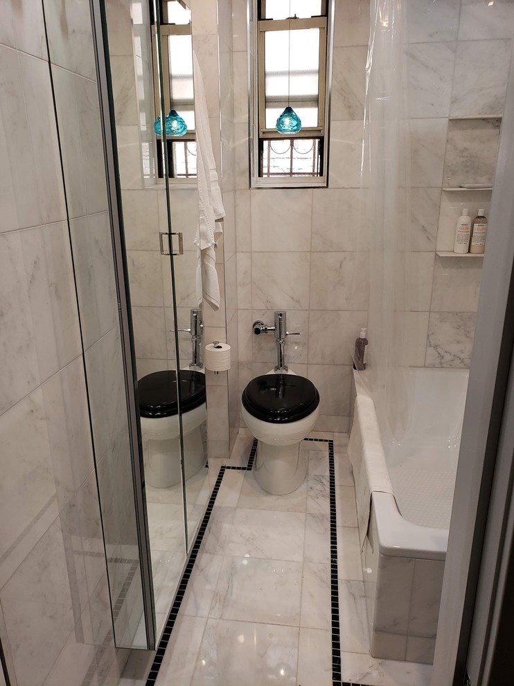 Пример оригинального дизайна: маленькая главная ванная комната в классическом стиле с накладной ванной, душем над ванной, унитазом-моноблоком, мраморной плиткой, мраморным полом, подвесной раковиной, белым полом и шторкой для ванной для на участке и в саду