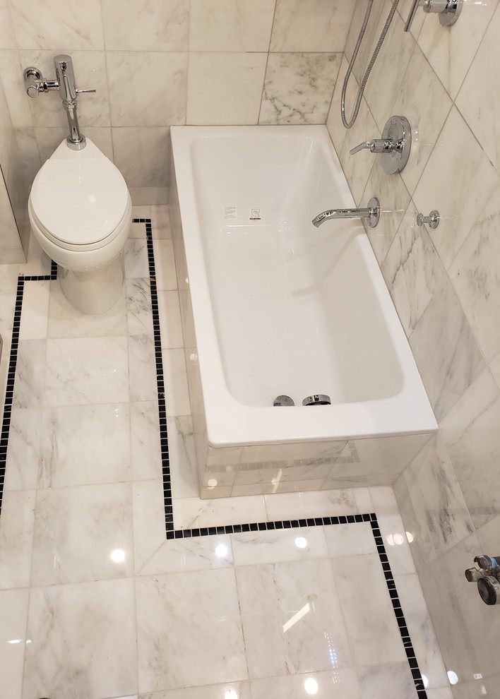 Foto på ett litet vintage en-suite badrum, med ett platsbyggt badkar, en dusch/badkar-kombination, en toalettstol med hel cisternkåpa, marmorkakel, marmorgolv, ett väggmonterat handfat, vitt golv och dusch med duschdraperi