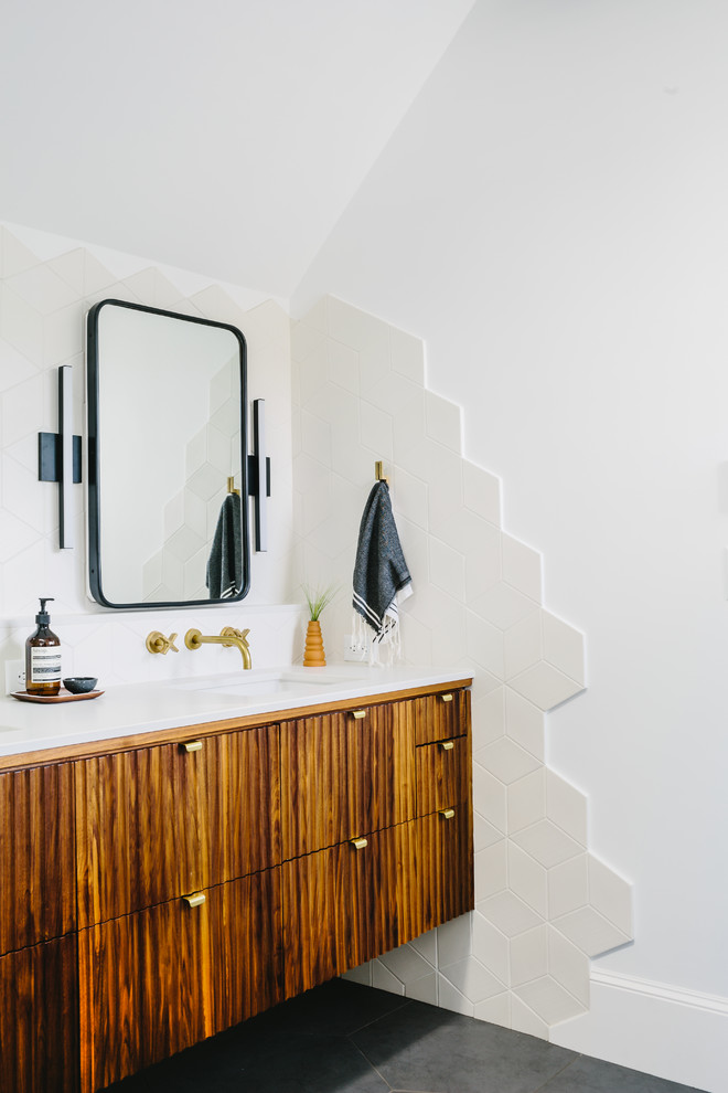 Ejemplo de cuarto de baño escandinavo con armarios con paneles lisos, puertas de armario de madera oscura, baldosas y/o azulejos beige, paredes blancas, lavabo bajoencimera y suelo gris